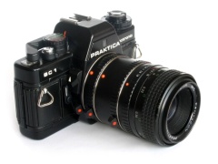 Fotoaparát Praktica BC 1 s nasazenými mezikroužky