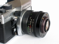 Fotoaparát Praktica MTL 5B s nasazeným reverzním kroužkem
